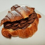 セシュエット - サックサクでバターが香るクロワッサンに、たっぷりの自家製チョコクリームがゴージャス、ア・ラ・クレーム・ノワール324円