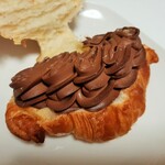 セシュエット - 自家製チョコクリームは程よい苦味と酸味の大人仕様、重厚でコク深いけどスッと溶けるなめらかさ