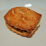 セシュエット - 小麦とバターの風味豊かなスコーンに、ネグリタラムを効かせたレーズンクリーム入り、スコーンサンド（ラムレーズン）248円