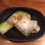 千ふく - お漬物（上に掛けられた七味がめちゃくちゃ香り高い上等なものだった）