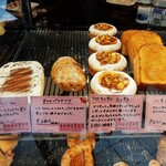 セシュエット - スイーツ系も種類豊富、アーモンドバターと塩キャラメルのトーストや、ダマンドやキャラメルナッツを乗せたブリオッシュなど