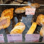 セシュエット - 香ばしい焼き色のハード系も魅力的、山椒チーズのルヴァンや柚子と栗、飴色玉葱とチーズのフランスなど