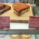 セシュエット - 冷蔵ケース内の本格スイーツ、フィナンシェ生地のティラミスやカカオ70％のエキストラビターブラウニーなど