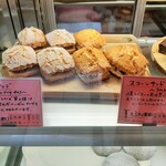 セシュエット - 冷蔵ケースにはクリーム系のパンが、スコーンサンドはヘーゼルナッツチョコとラムレーズンの2種類