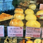 セシュエット - こんがりグリルしたベーコンチェダーサンドや、豪快な極厚ベーコンを挟んだフォカッチャサンドなど