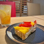 Cafe comme ca - イチゴとマンゴーのケーキ¥880
                        フルーツTea¥600
                        ※ケーキ同時注文で－¥100