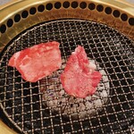 炭火焼肉しゃぶしゃぶ きた里 - 上タンの焼き風景