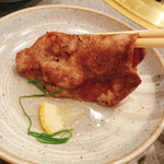 炭火焼肉しゃぶしゃぶ きた里 - 上タンをタレにイン！