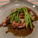 restaurant Noël - ロゼール産仔羊のロースト。アスパラソバージュ添え。