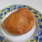 はとやベーカリー - カレーパン１００円。

中にスパイシーなカレーを包んだ定番パンです。