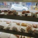 はとやベーカリー - どことなく昭和の面影を残す店内には心のこもった手作りパンが並んでました。

この日はこの中から４種類のパンを自宅に買って帰りました。