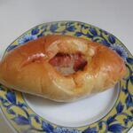 はとやベーカリー - ピリ辛チョリソー１２０円

ちょっとピリっとしたウインナーがトッピングされてます。