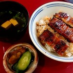 蔵 - うな飯(1300円税込)＋200円でお吸い物と、漬物付き。