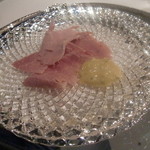 銀座 ハプスブルク・ファイルヒェン - メイシャントンの骨付き熟成ハム“ウィーナーバインシンケン”（1260円）