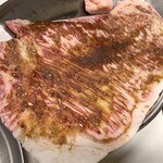 大阪焼肉・ホルモン ふたご - 名物 黒毛和牛のはみ出るカルビ