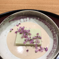 日本料理 太月 - フルコース１６５００円。そら豆の胡麻豆腐。見た目は爽やかですが、ゴマがたっぷり使われていて、濃厚な味わいです（╹◡╹）