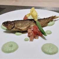 銀座 大石 - 琵琶湖の天然の稚鮎のコンフィ　胡瓜とサワークリームのソースと一緒にいただきます♪　