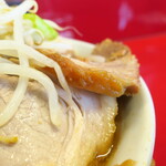 ラーメン二郎 - 豚の厚み