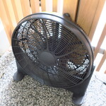 ラーメン二郎 - ウェイティングスペースの扇風機