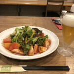 花茶屋 - 無料サービスの生グラスビールにトマトサラダ580円。