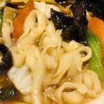 刀削麺酒坊 - 麺は下にたっぷり