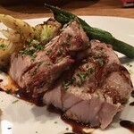 オー・ペシェ・グルマン - 豚肩ロースのロースト バルサミコソース パイナップルのチャツネ添え2,900円