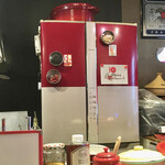 オー・ペシェ・グルマン - 赤い冷蔵庫