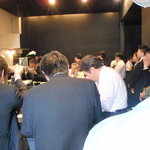 そば処港屋 - 黒塗り　暗い照明　狭い店内　なんかイイ