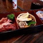 Yonezawa Gyuu Sumi Biyakiniku Uesugi - おすすめ焼肉ランチ(1880円)　お肉3種と野菜