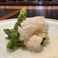 4000 Chinese Restaurant - 鱧と障泥烏賊、アスパラガスとブラウンマッシュルームを塩味ベースでさっと炒めたお料理　アスパラガスが素晴らしかった♪