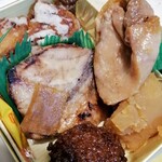 蒲田鳥久 - ㊧かじきには生姜煮(四角いの)も添えられています
      ㊨鶏もも照焼　裏側