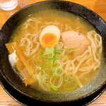 高知ジェントル麺喰楽部 - らーめん(醤油、太麺)