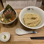 麺屋 猪一 離れ - 白菜と椎茸の鶏せせりつけそば　1,300円
      味玉プラス