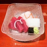 銀座 しのはら - バカラの器にマグロ、ヒラメ、アオリイカ