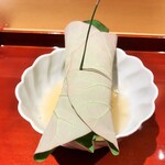 銀座 しのはら - 巻かれた蓮の葉