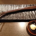 山海づくし勝也 - ワラビの一本漬け