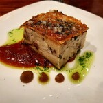 La Cuchara de San Telmo - 皮がパリッパリの乳飲み仔豚の丸焼き、表面には粗めの粒塩とハーブが、パセリやガーリックを使った自家製チミチュリソースも合う！