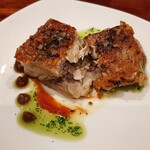 La Cuchara de San Telmo - 人気の乳飲み仔豚は身がどっしり肉厚なのにホロッと柔らか、フルーティで甘酸っぱいのはマルメロのコンポートソース