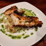 La Cuchara de San Telmo - 鉄板焼きのタコは表面はパリッと中は驚くほど柔らか、粒塩やガーリック、ハーブがアクセント、タコのガリシア風鉄板焼きSサイズ6.5ユーロ