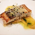 La Cuchara de San Telmo - バスク名物の希少部位ココチャは鱈やメルルーサのあご肉、皮目はカリッと香ばしく身は柔らかくなめらか、えんどう豆のクリームやミントのソースで