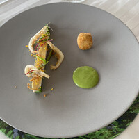 エノテーカ ピンキオーリ 名古屋 - 名古屋コーチンとアスパラガスのサラダ仕立て、コンソメのゼリーと白海老のフリット