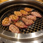 肉亭 まぼたん - 極上磨き厚タン、和牛上さがり