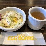 Eggubodo - ランチタイムはミニサラダにスープ付き。