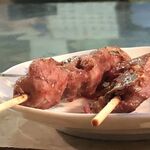 大倉山もつ肉店 - かしらとたん（1本100円税込）