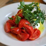 オステリア・ピノ・ジョーヴァネ - 高知県堀田農園のフルーツトマトと燻製した水牛モッツツァレッラと水牛リコッタのカプレーゼ