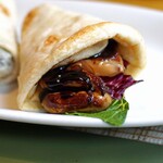 オステリア・ピノ・ジョーヴァネ - フォアグラのソテー　ピアディーナ巻き　バルサミコソース　北京ダックスタイル