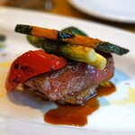 オステリア・ピノ・ジョーヴァネ - 函館大沼牛ロースのタリアータ　雑穀米の焼きリゾット添え　我が家風マルサラソース