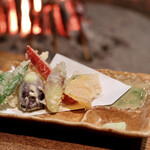 柳家 - 夏野菜の天婦羅(ヤングコーン、ズッキーニ、南瓜、スナックエンドウ、いんげん豆、花茗荷、パプリカ、)抹茶塩