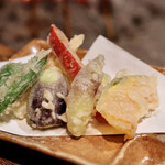 柳家 - 夏野菜の天婦羅(ヤングコーン、ズッキーニ、南瓜、スナックエンドウ、いんげん豆、花茗荷、パプリカ、)抹茶塩