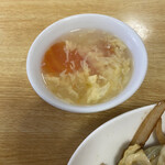 ニイハオ！ポンユウ - 皿うどんに付いてるスープ。トマトタマゴ丼とは違う味付け！